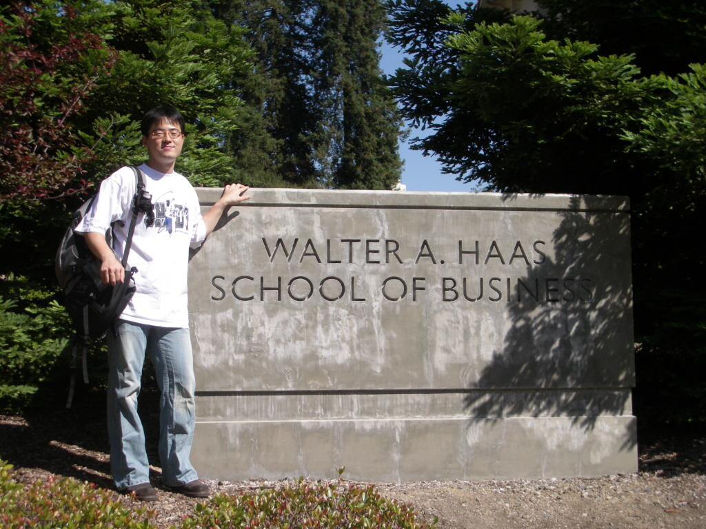 버클리 Haas 경영 대학 앞에서